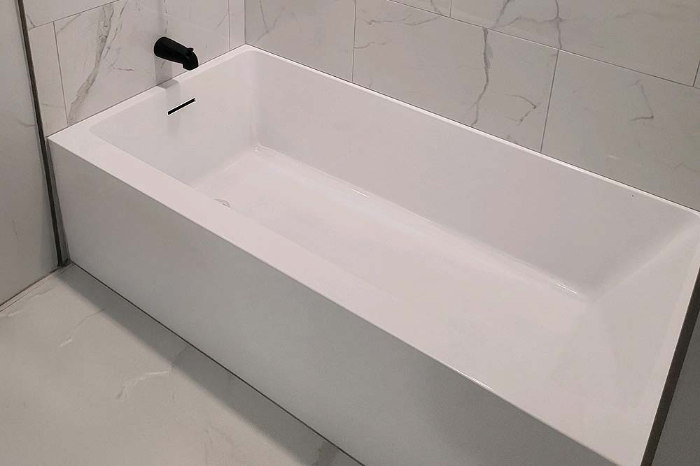 A bathroom with a bathtub